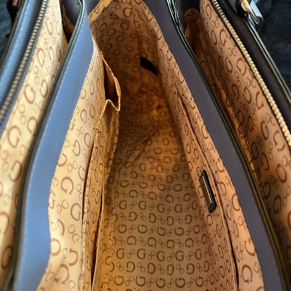 New Guess Handbag Blue/White. 2 handles. Zippered closure. Lots of pockets. - Picture 8 of 12